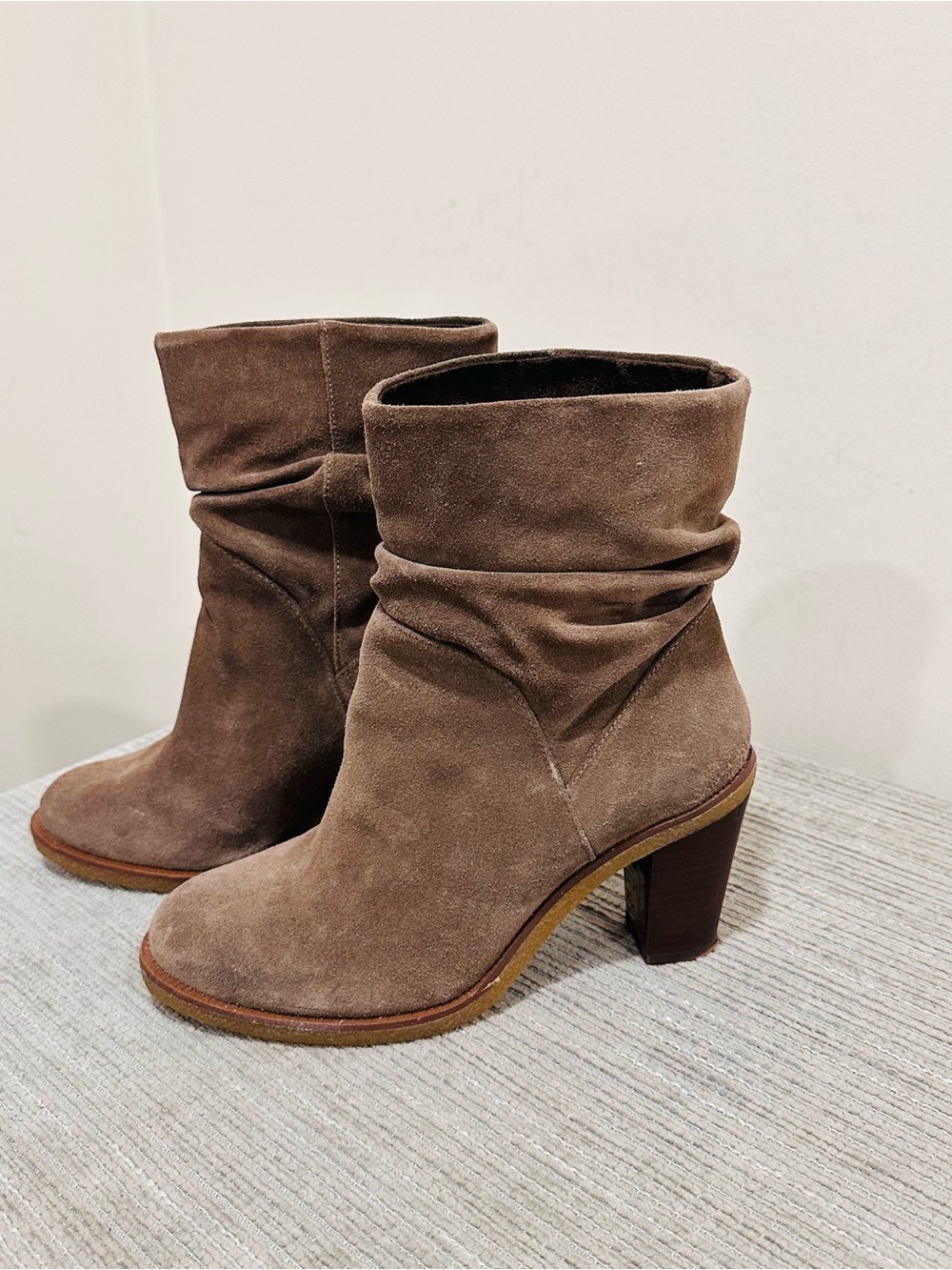 Vince Camuto Parka Slouchy Suede Ankle Booties Taupe Brown Mid Block Heel Sz 7.5